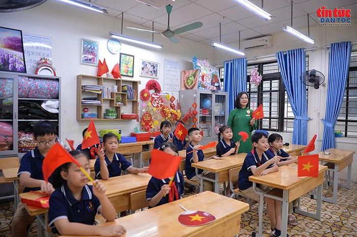 Không khí lớp học rộn ràng trong ngày đầu năm mới, khi các em cùng cầm trên tay những lá cờ Tổ quốc.