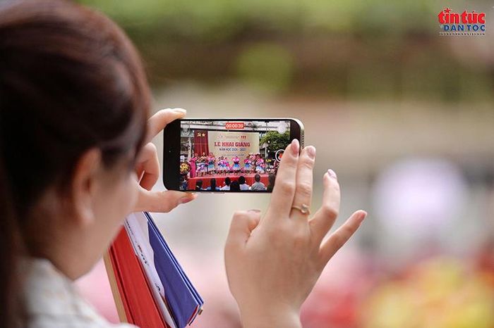 Phụ huynh ghi lại những khoảnh khắc đáng nhớ của con em trong lễ khai giảng.