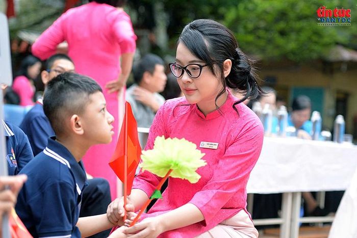 Ân cần trò chuyện, động viên học sinh, giúp các em thêm tự tin trong ngày khai giảng.