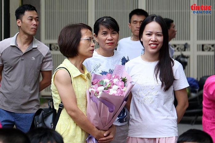 Từ phía sau sân trường, phụ huynh chăm chú theo dõi từng hoạt động của con em trong lễ khai giảng năm học mới.