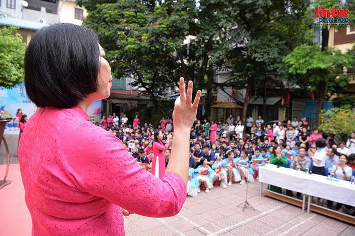 Ngôn ngữ ký hiệu được sử dụng trong lễ khai giảng, giúp học sinh khiếm thính tiếp nhận thông tin và hòa mình vào ngày hội đến trường.