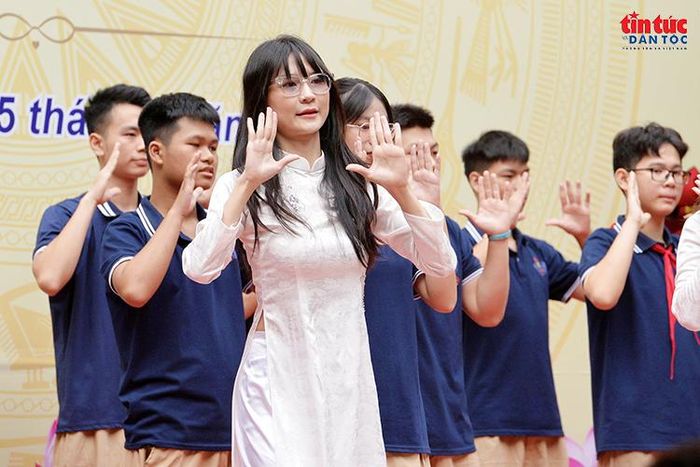 Những đôi tay chuyển động theo nhịp điệu, truyền tải cảm xúc thay cho lời nói trong tiết mục văn nghệ chào mừng năm học mới.