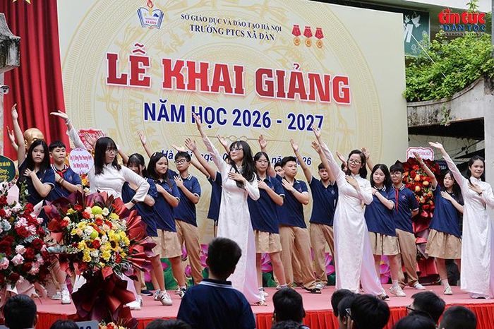 Học sinh biểu diễn văn nghệ bằng ngôn ngữ ký hiệu, một nét đặc biệt trong ngày khai trường.
