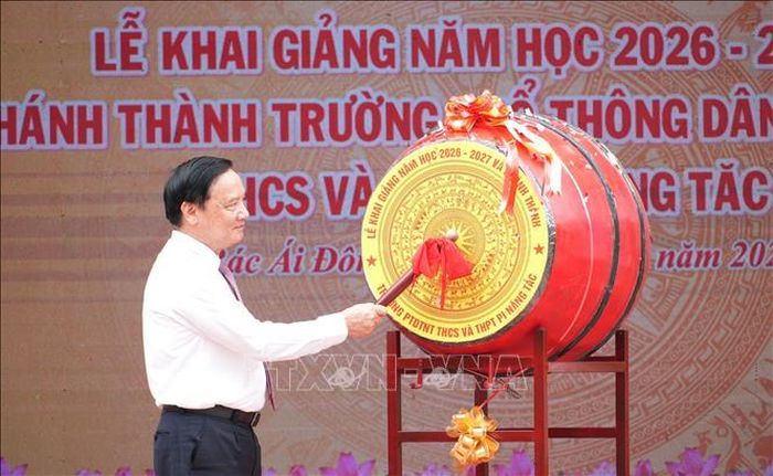 Phó Chủ tịch Quốc hội Nguyễn Khắc Định thực hiện nghi thức đánh trống khai trường. Ảnh: Phan Sáu/TTXVN