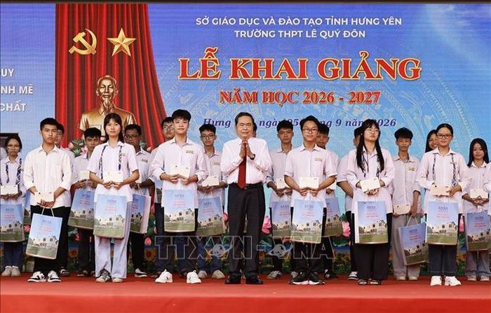 Chủ tịch Quốc hội Trần Thanh Mẫn tặng quà cho học sinh có thành tích xuất sắc của Trường THPT Lê Quý Đôn (Hưng Yên). Ảnh: Doãn Tấn/TTXVN