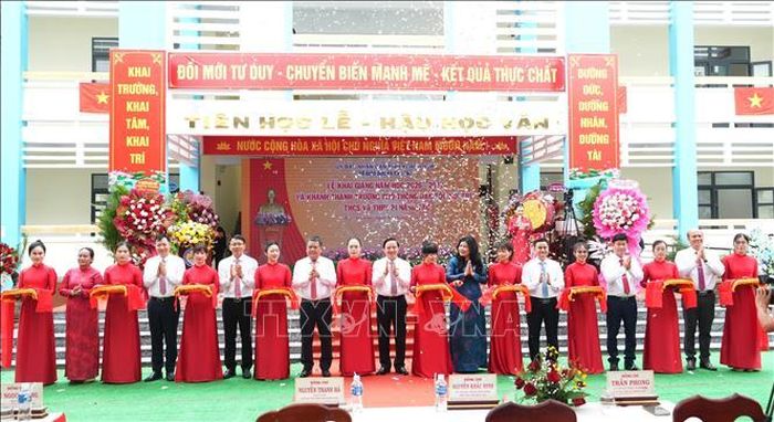 Phó Chủ tịch Quốc hội Nguyễn Khắc Định cắt băng khánh thành và đưa vào sử dụng Trường Phổ thông Dân tộc nội trú THCS và THPT Pi Năng Tắc. Ảnh: Phan Sáu/TTXVN