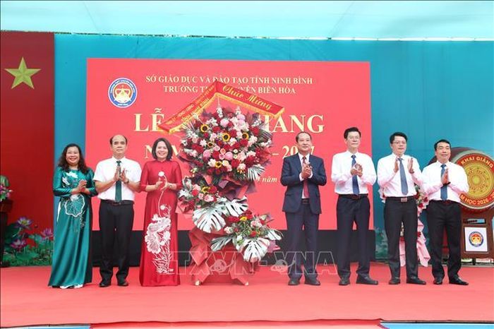 Lãnh đạo Đảng, địa phương chúc mừng khai giảng tại Trường THPT chuyên Biên Hòa (Ninh Bình). Ảnh: Đại Nghĩa/TTXVN