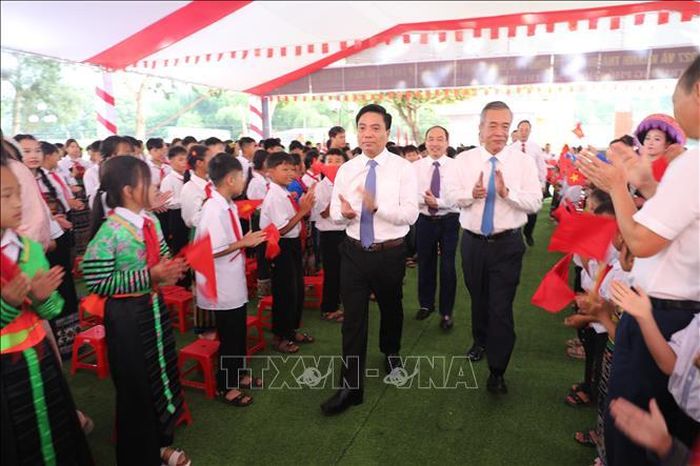 Phó Chủ tịch Quốc hội Nguyễn Doãn Anh và Bí thư Tỉnh ủy Thanh Hóa Lê Đức Thái dự Lễ khai giảng tại Trường Phổ thông nội trú Tiểu học và Trung học cơ sở Sơn Thủy. Ảnh Nguyễn Nam/TTXVN
