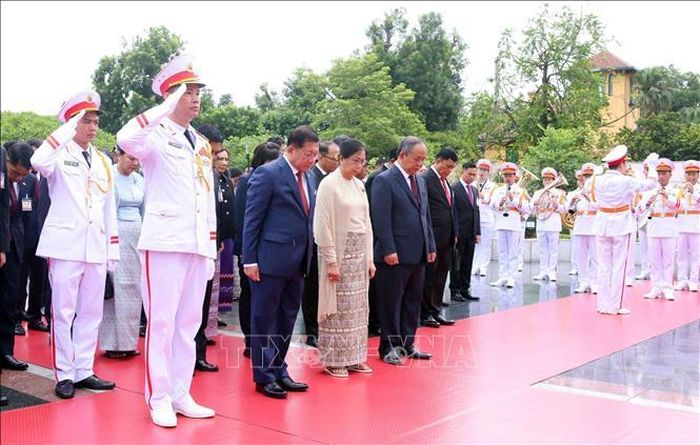 Tổng thống nước Cộng hòa Liên bang Myanmar Min Aung Hlaing và Phu nhân Kyu Kyu Hla tưởng niệm các Anh hùng liệt sĩ. Ảnh: Phạm Kiên/TTXVN