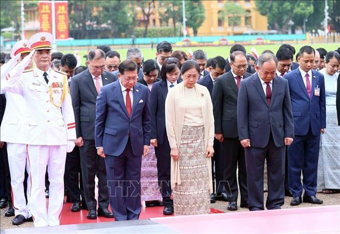 Tổng thống nước Cộng hòa Liên bang Myanmar Min Aung Hlaing và Phu nhân Kyu Kyu Hla cùng đoàn đại biểu cấp cao thành kính tưởng niệm Chủ tịch Hồ Chí Minh. Ảnh: An Đăng/TTXVN