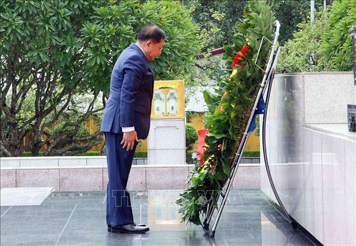 Tổng thống nước Cộng hòa Liên bang Myanmar Min Aung Hlaing và Phu nhân Kyu Kyu Hla đặt vòng hoa tưởng niệm các Anh hùng liệt sĩ. Ảnh: Phạm Kiên/TTXVN