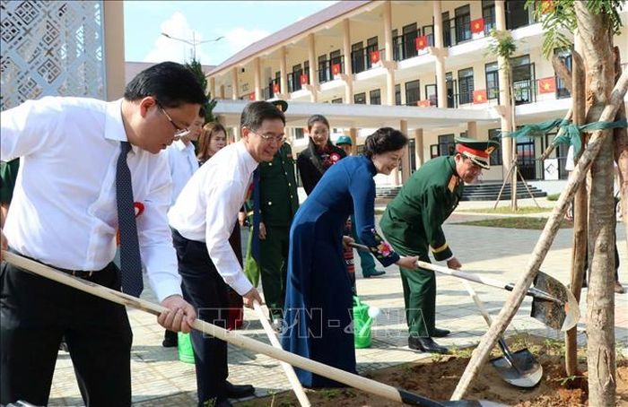Phó Thủ tướng Phạm Thị Thanh Trà trồng cây tại Trường Phổ thông nội trú Tiểu học và Trung học cơ sở xã A Lưới 3, thành phố Huế. Ảnh: Văn Dũng/TTXVN