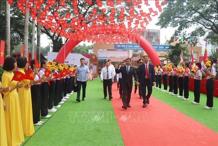 Đồng chí Nguyễn Văn Thắng dự lễ khai giảng tại Trường THCS Hùng Vương, thành phố Đồng Nai. Ảnh: Lê Xuân/TTXVN