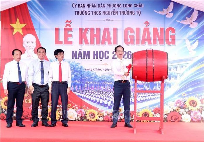 Chủ tịch UBND tỉnh Vĩnh Long Trần Trí Quang đánh trống khai giảng năm học mới tại Trường THCS Nguyễn Trường Tộ. Ảnh: Lê Thúy Hằng/TTXVN