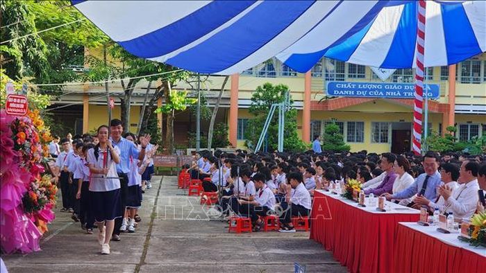 Nghi thức chào đón học sinh lớp 6 vào trường trong năm học mới. Ảnh: Lê Thúy Hằng/TTXVN