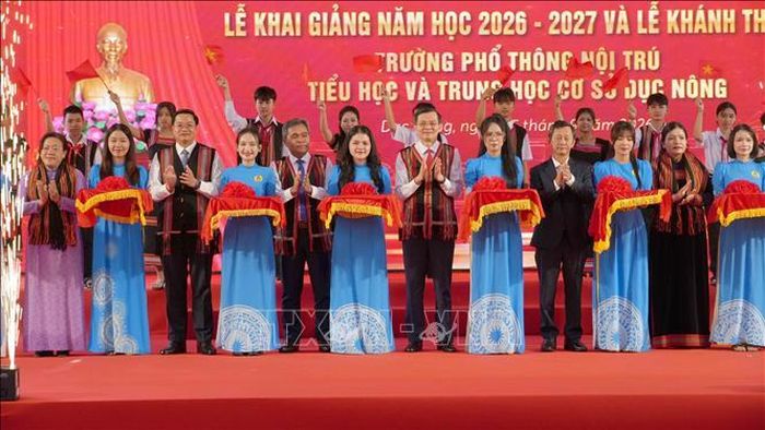 Ủy viên Bộ Chính trị, Giám đốc Học viện Chính trị Quốc gia Hồ Chí Minh Đoàn Minh Huấn và các đại biểu cắt băng khánh thành Trường phổ thông nội trú liên cấp Tiểu học và Trung học cơ sở Dục Nông. Ảnh: Cao Nguyên/TTXVN