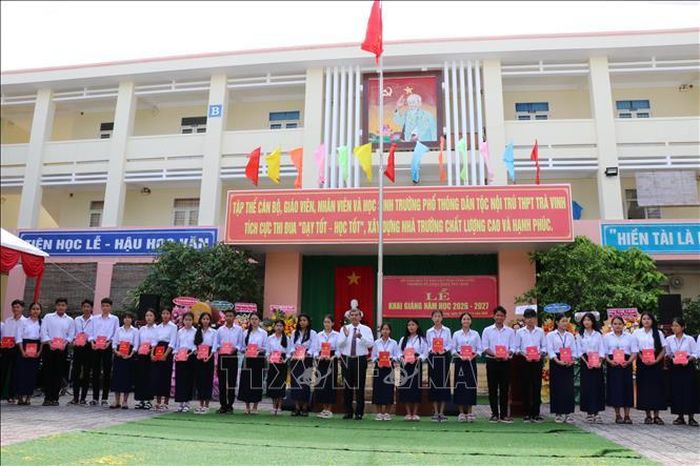 Phó Bí thư Tỉnh ủy, Chủ tịch Ủy ban MTTQ Việt Nam tỉnh Vĩnh Long Kim Ngọc Thái trao học bổng cho học sinh Trường Phổ thông Dân tộc nội trú Trung học phổ thông Trà Vinh (phường Long Đức) tại lễ khai giảng. Ảnh: Thanh Hòa/TTXVN