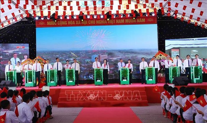 Các đại biểu thực hiện nghi thức khánh thành, bàn giao đưa công trình vào sử dụng và tặng cây “Hạnh phúc” cho thầy và trò nhà trường. Ảnh: Văn Điệp/TTXVN