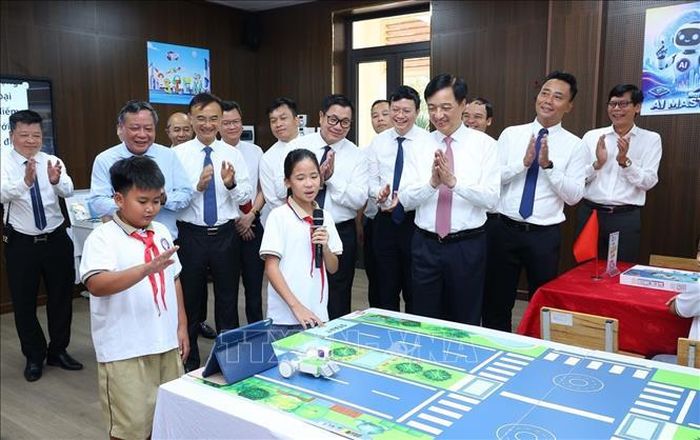 Trưởng Ban Tổ chức Trung ương Nguyễn Duy Ngọc và các đại biểu tham quan phòng học STEM AI. Ảnh: Văn Điệp/TTXVN