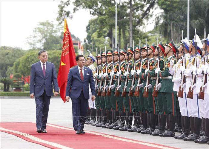 Tổng Bí thư, Chủ tịch nước Tô Lâm và Tổng thống Myanmar Min Aung Hlaing duyệt Đội danh dự Quân đội nhân dân Việt Nam. Ảnh: Thống Nhất/TTXVN