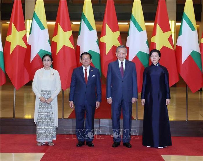 Tổng Bí thư, Chủ tịch nước Tô Lâm và Phu nhân cùng Tổng thống Myanmar Min Aung Hlaing và Phu nhân chụp ảnh chung. Ảnh: Thống Nhất/TTXVN.