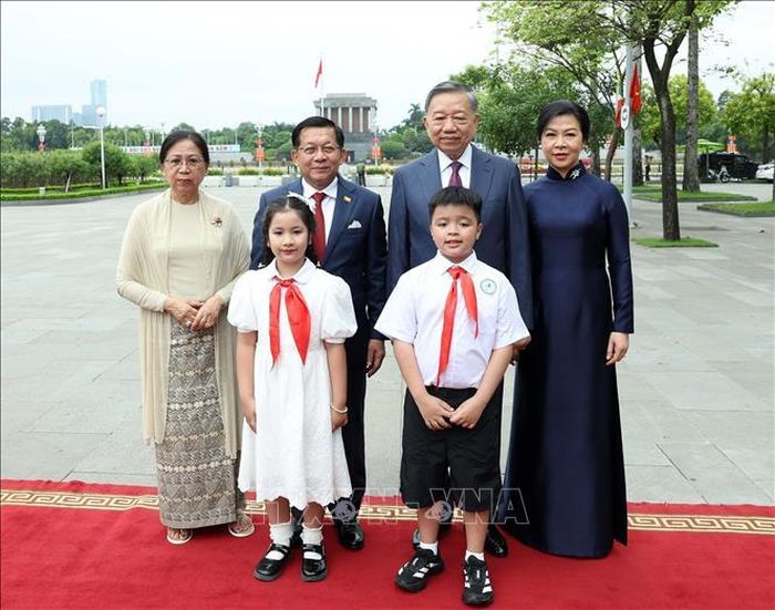 Tổng Bí thư, Chủ tịch nước Tô Lâm và Phu nhân đón Tổng thống Myanmar Min Aung Hlaing và Phu nhân. Ảnh: Thống Nhất/TTXVN
