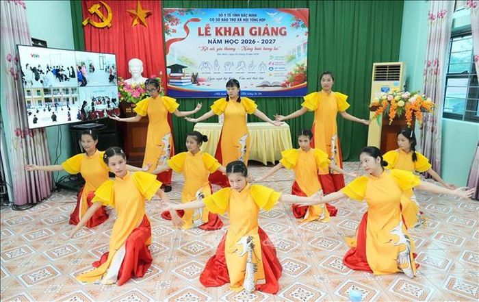 Học sinh khuyết tật dạng nghe - nói biểu diễn tiết mục “Kiếp sau vẫn là người Việt Nam” bằng ngôn ngữ ký hiệu.