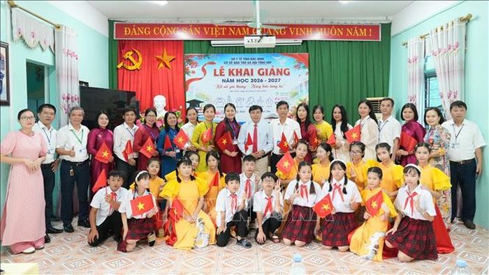 Lãnh đạo, cán bộ, nhân viên Cơ sở Bảo trợ xã hội tổng hợp Bắc Ninh chụp ảnh cùng học sinh khuyết tật dạng nghe - nói nhân dịp năm học mới.