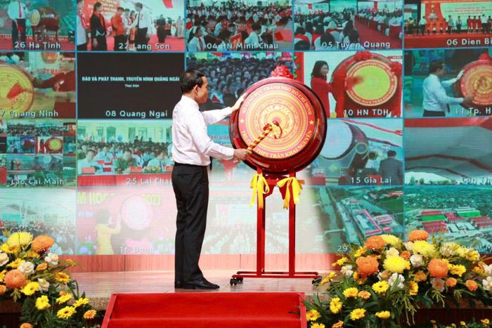 Bí thư Thành ủy TP Hồ Chí Minh Trần Lưu Quang đánh trống khai giảng năm học mới tại Trường THPT Trần Khai Nguyên.