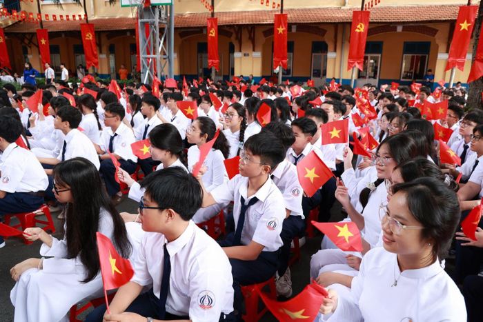 Học sinh khối 10 Trường THPT Trần Khai Nguyên trong ngày đầu tiên của năm học mới.