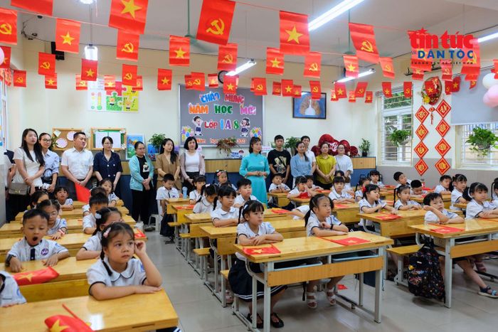 Không gian lớp học rực rỡ sắc màu tại trường Tiểu học Cầu Giấy B mừng đón các em học sinh lớp 1.