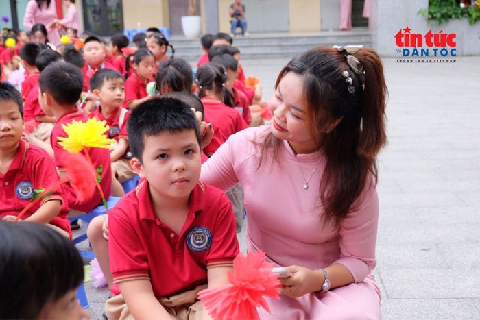 Cô giáo trường Tiểu học và Trung học cơ sở Nghĩa Đô ân cần quan tâm học sinh mới.