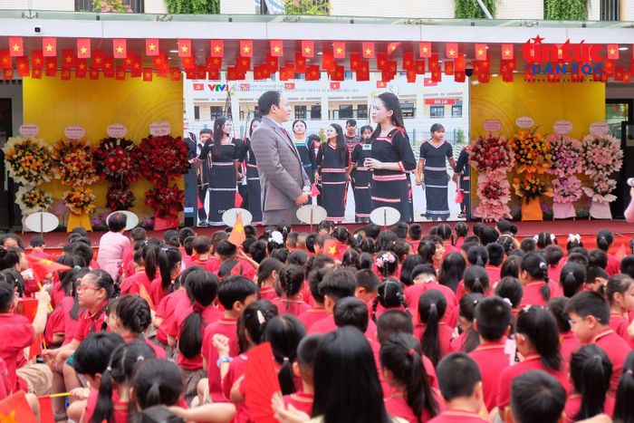 Toàn cảnh trường Tiểu học và Trung học cơ sở Nghĩa Đô rộn ràng không khí ngày hội khai trường.