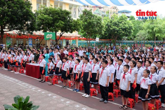 Lễ khai giảng tại trường Tiểu học Cầu Giấy B diễn ra trang trọng với sự tham gia của đông phụ huynh.