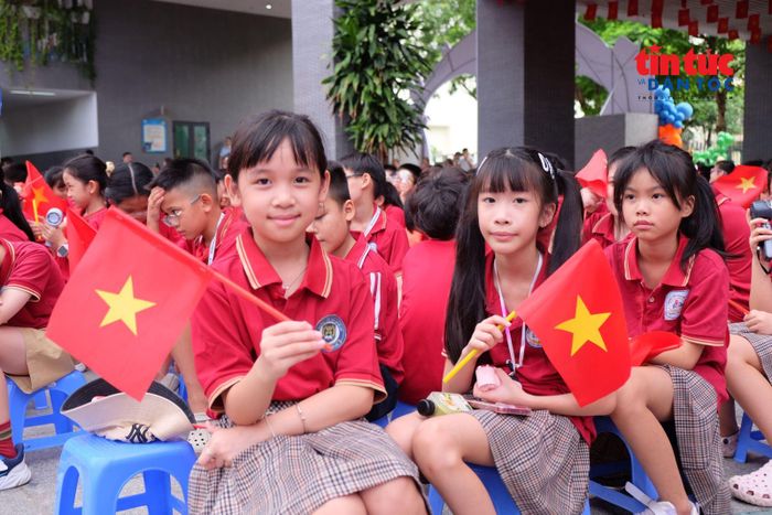 Những gương mặt hân hoan của các em học sinh trong ngày khai giảng.