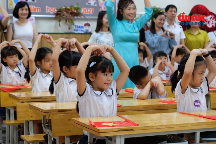 Cô học sinh lớp 1 hào hứng tham gia hoạt động làm quen cùng bạn bè.