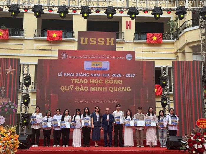 Sinh viên Trường Đại học Khoa học Xã hội và Nhân văn, Đại học Quốc gia Hà Nội nhận học bổng trong lễ khai giảng năm học 2026 - 2027. Ảnh: LV