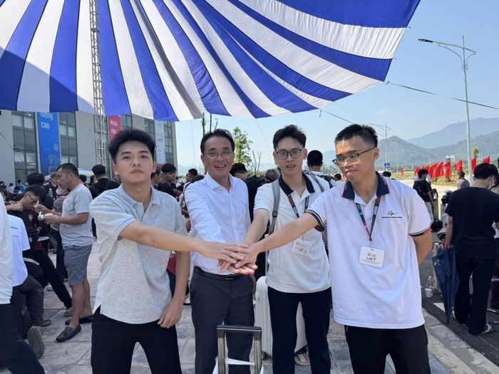 GS. TS Chử Đức Trình, Hiệu trưởng Trường Đại học Công nghệ và các tân sinh viên K71. Ảnh: TL