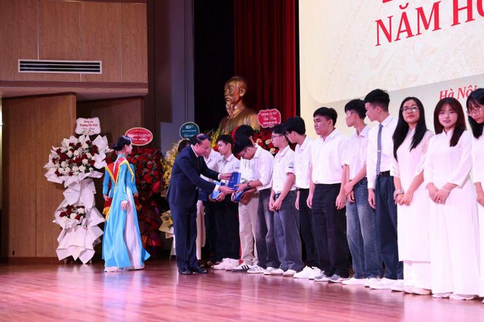 Hiệu trưởng Trường Đại học Sư phạm Hà Nội trao phần thưởng cho 44 tân sinh viên có thành tích xuất sắc trong kỳ tuyển sinh năm 2026. Ảnh: LV