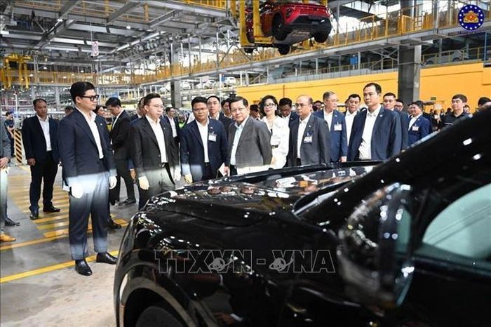 Tổng thống Cộng hòa Liên bang Myanmar Min Aung Hlaing thăm và làm việc tại Tổ hợp Nhà máy sản xuất ô tô VinFast Hải Phòng. Ảnh: TTXVN phát