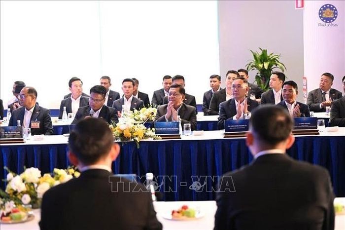Tổng thống Cộng hòa Liên bang Myanmar Min Aung Hlaing cùng Đoàn đại biểu cấp cao Myanmar làm việc tại Tổ hợp Nhà máy sản xuất ô tô VinFast Hải Phòng. Ảnh: TTXVN phát