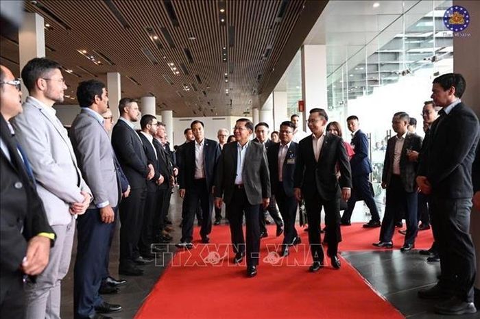 Tổng thống Cộng hòa Liên bang Myanmar Min Aung Hlaing thăm và làm việc tại Tổ hợp Nhà máy sản xuất ô tô VinFast Hải Phòng. Ảnh: TTXVN phát