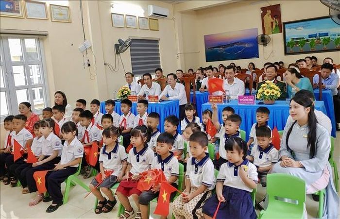 Thày và trò Trường Tiểu học Bạch Long Vĩ hân hoan bước vào năm học mới 2026-2027. Ảnh: TTXVN phát