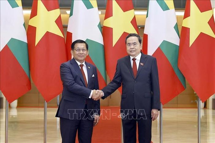 Chủ tịch Quốc hội Trần Thanh Mẫn hội kiến Tổng thống nước Cộng hòa Liên bang Myanmar Min Aung Hlaing. Ảnh: Doãn Tấn/TTXVN