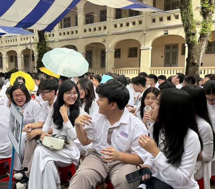 Không khí rộn ràng trong ngày khai giảng năm học mới tại Trường THPT chuyên Lê Hồng Phong (phường Chợ Quán).