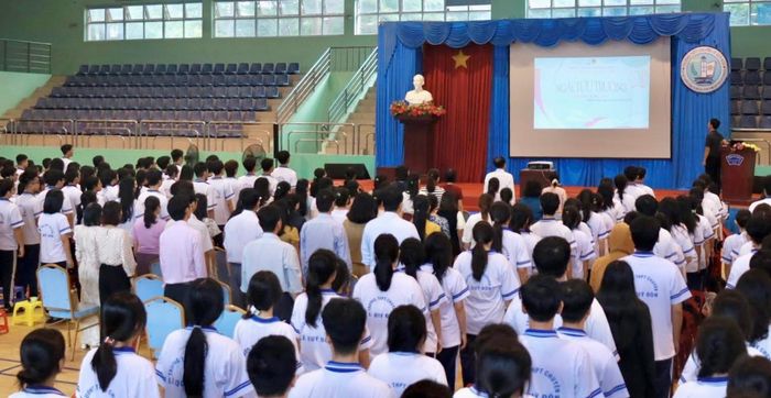Thầy và trò trường THPT chuyên Lê Quý Đôn trong Ngày tựu trường năm học 2026 - 2027.