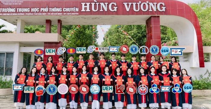 Học sinh trường THPT chuyên Hùng Vương trong lễ vinh danh học sinh khối 12 đậu đại học.