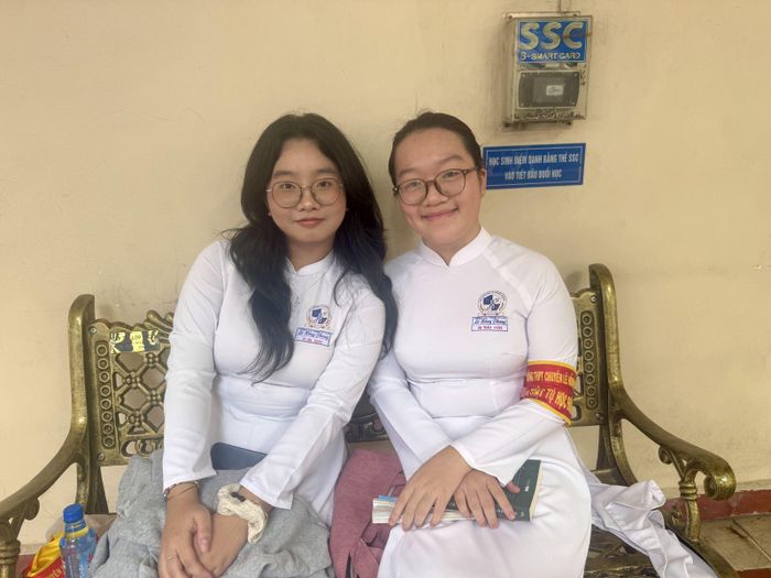 Dạ Thảo và Vy An (lớp 12CV2) có nhiều cảm xúc trong ngày khai giảng năm học mới.