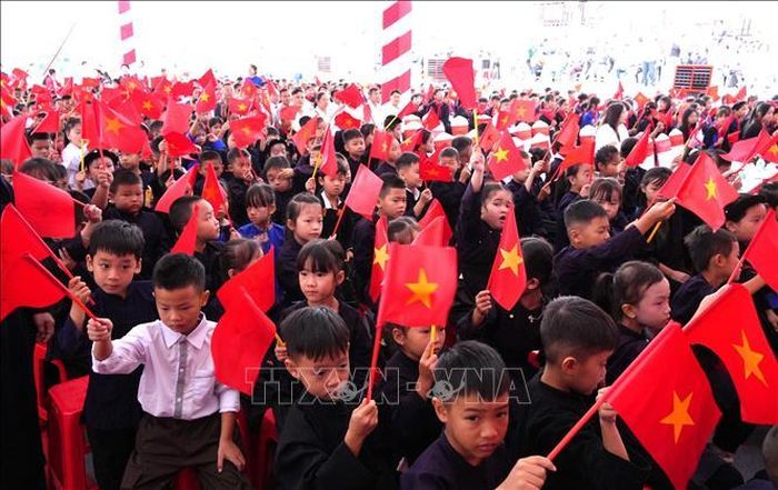 Học sinh của Trường Phổ thông nội trú Tiểu học và Trung học cơ sơ Trà Lĩnh chào đón năm học mới. Ảnh: Chu Hiệu/TTXVN
