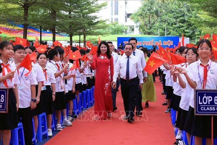 Đồng chí Trần Đức Thắng, Ủy viên Bộ Chính trị, Bí thư Thành ủy Hà Nội đến dự Lễ khai giảng năm học 2026 - 2027 tại Trường THCS Trần Duy Hưng. Ảnh: Tuấn Anh/TTXVN